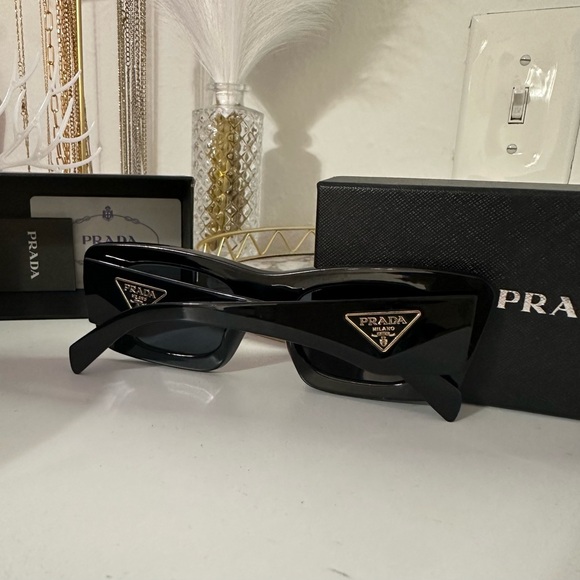 Prada sunglasses black with triangle logo - Picture 2 of 5
